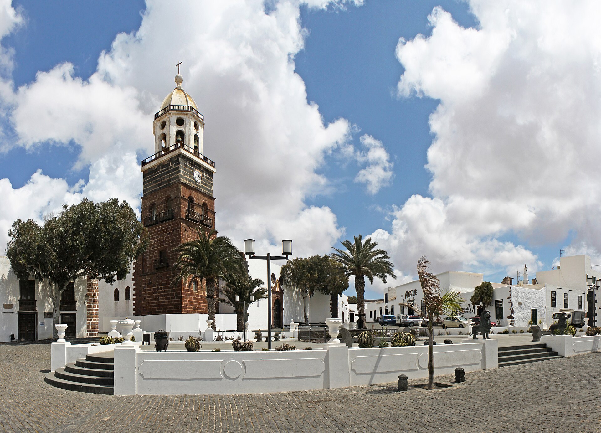 La Plaza de la Constitución de la Villa de Teguise, con la torre de la iglesia de Nuestra Señora de Guadalupe y las palmeras.