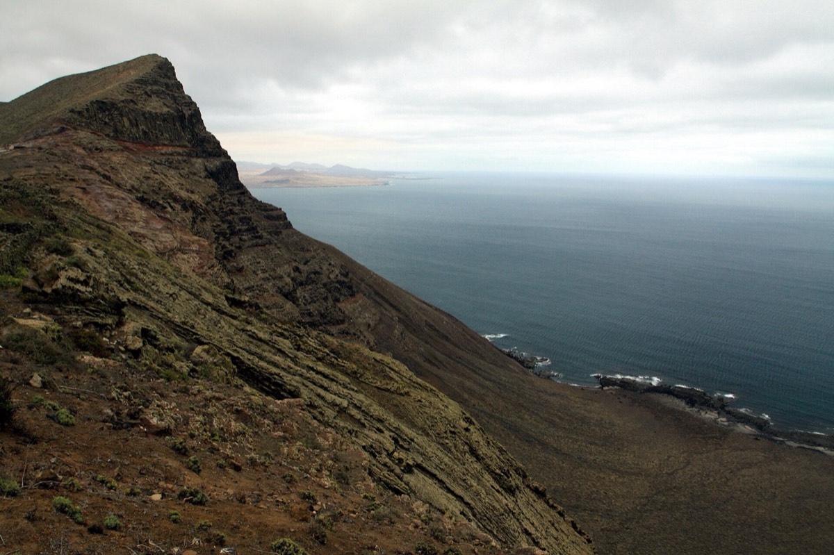 Acantilados del Risco de Famara junto a Guinate, con La Graciosa al fondo