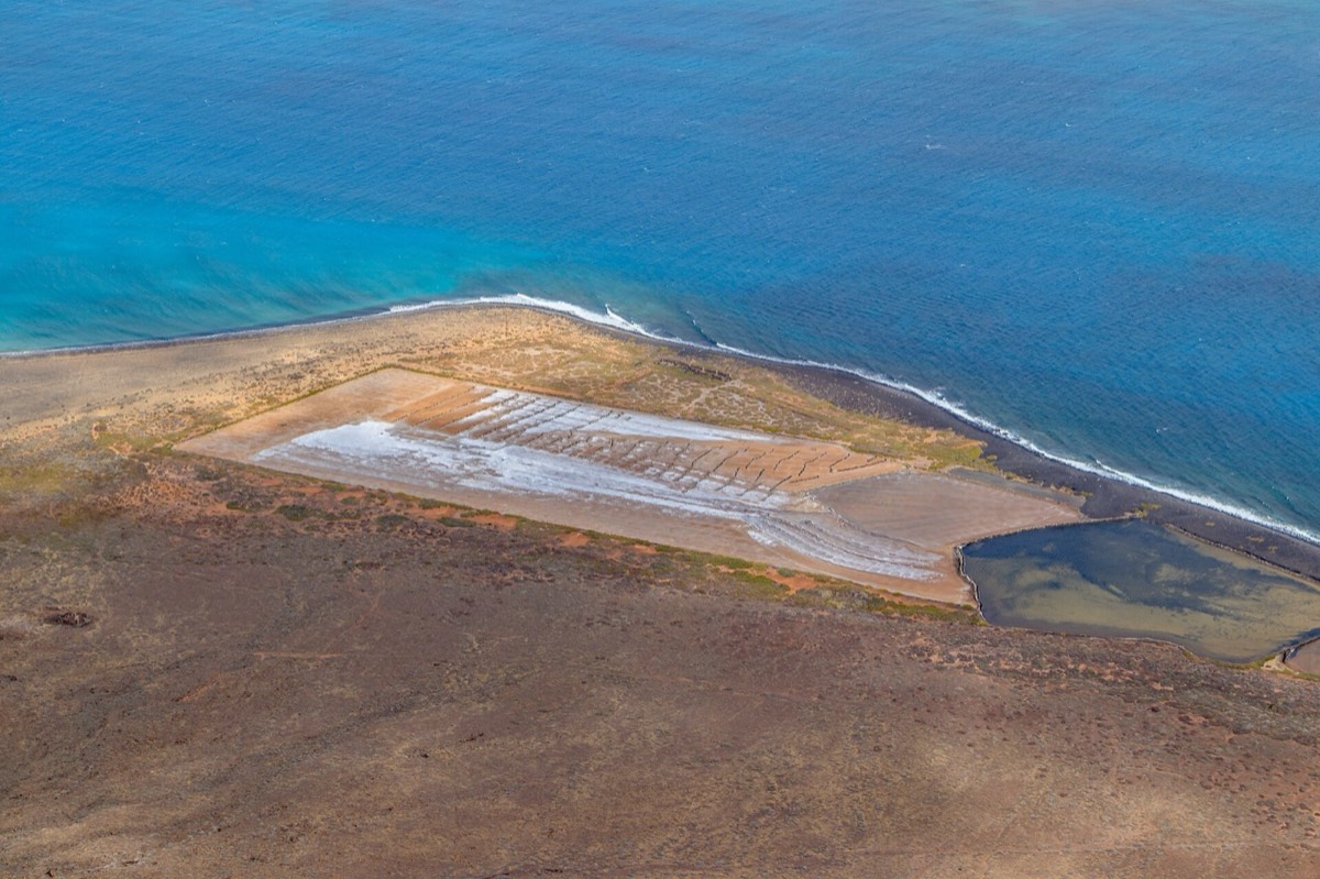 Las Salinas del Río y la Playa del Risco al pie del Risco de Famara, frente a La Graciosa