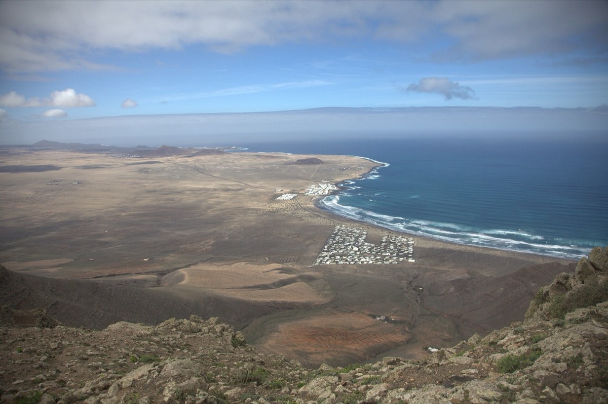 La bahía de Famara y su playa vistas desde la Ermita de las Nieves