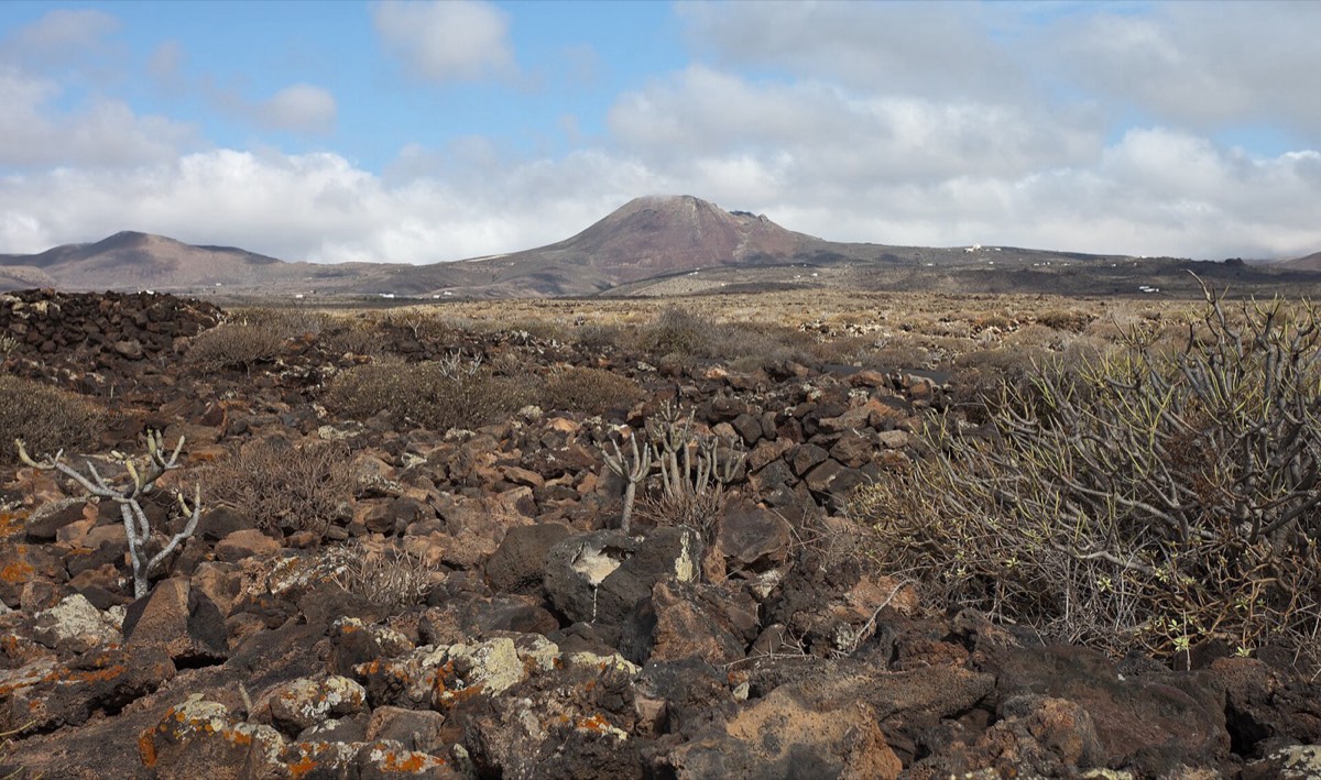 Malpaís de La Corona, con el cono del volcán al fondo
