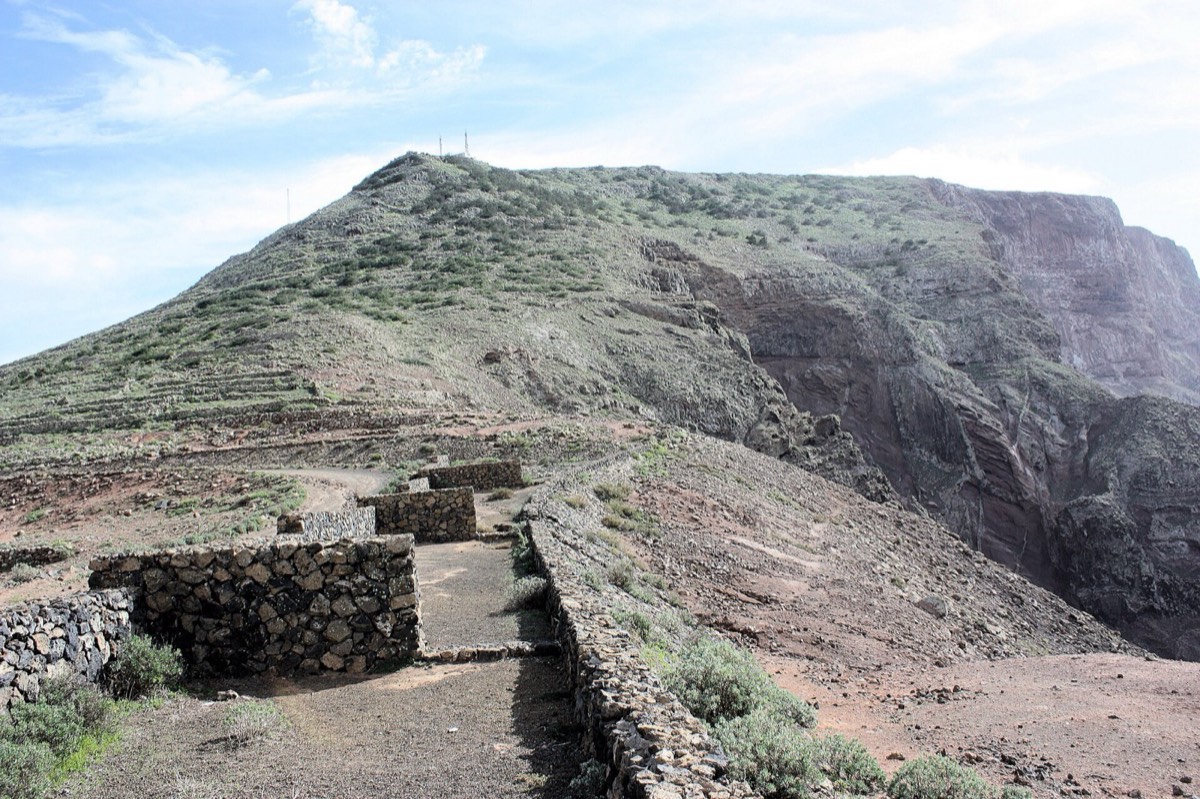 Sendero empedrado hacia las Peñas del Chache, sobre el valle de Haría