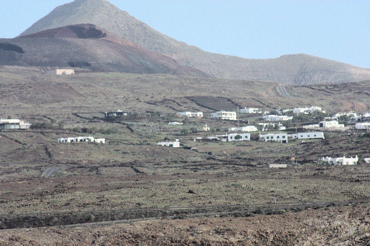 Las Breñas, en Yaiza, al pie de una caldera volcánica