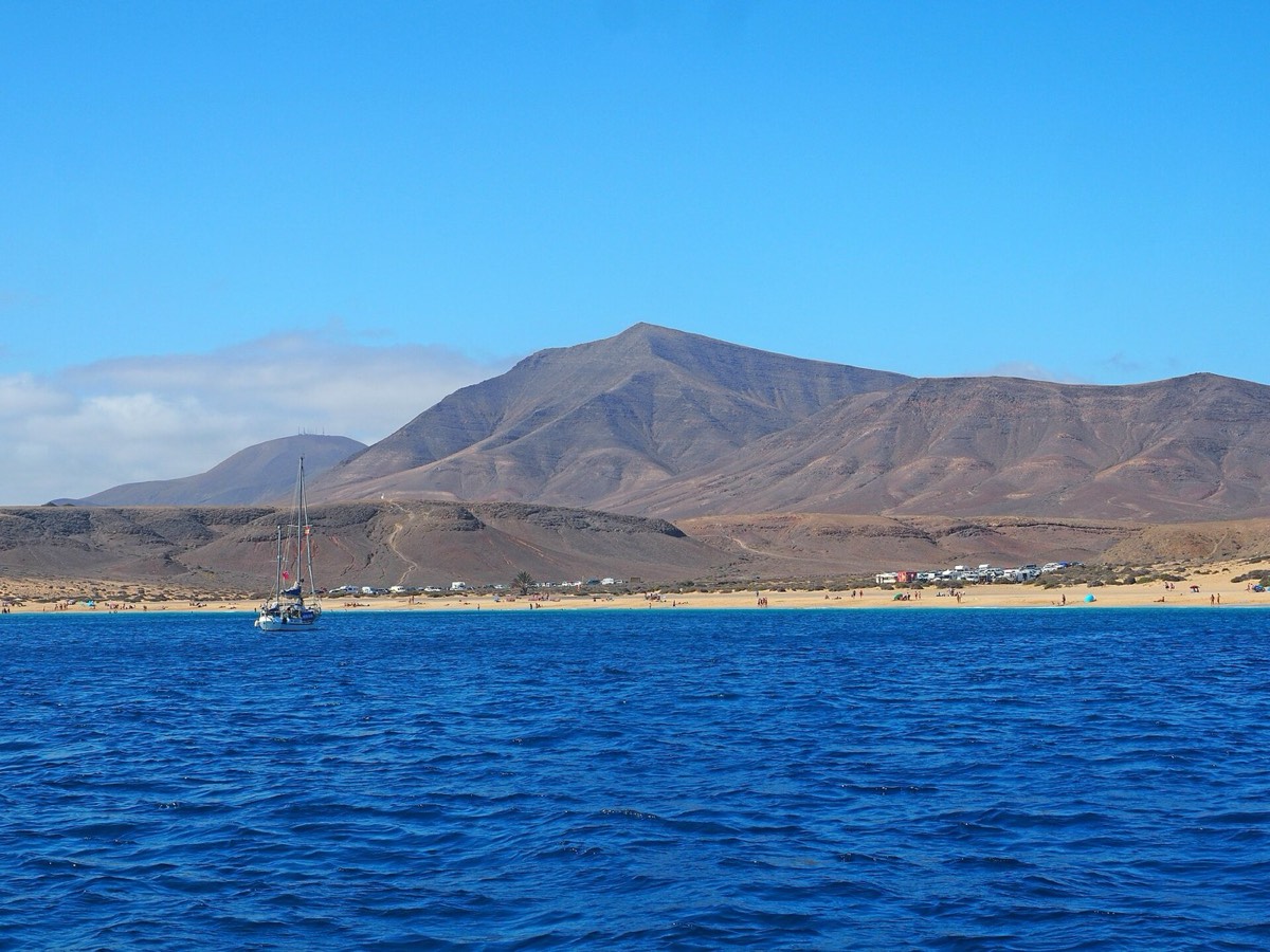 Hacha Grande vista desde el mar, sobre la costa de Papagayo