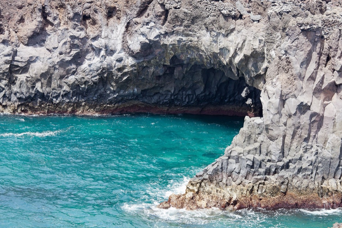 Cueva marina en las lavas de Los Hervideros con agua turquesa