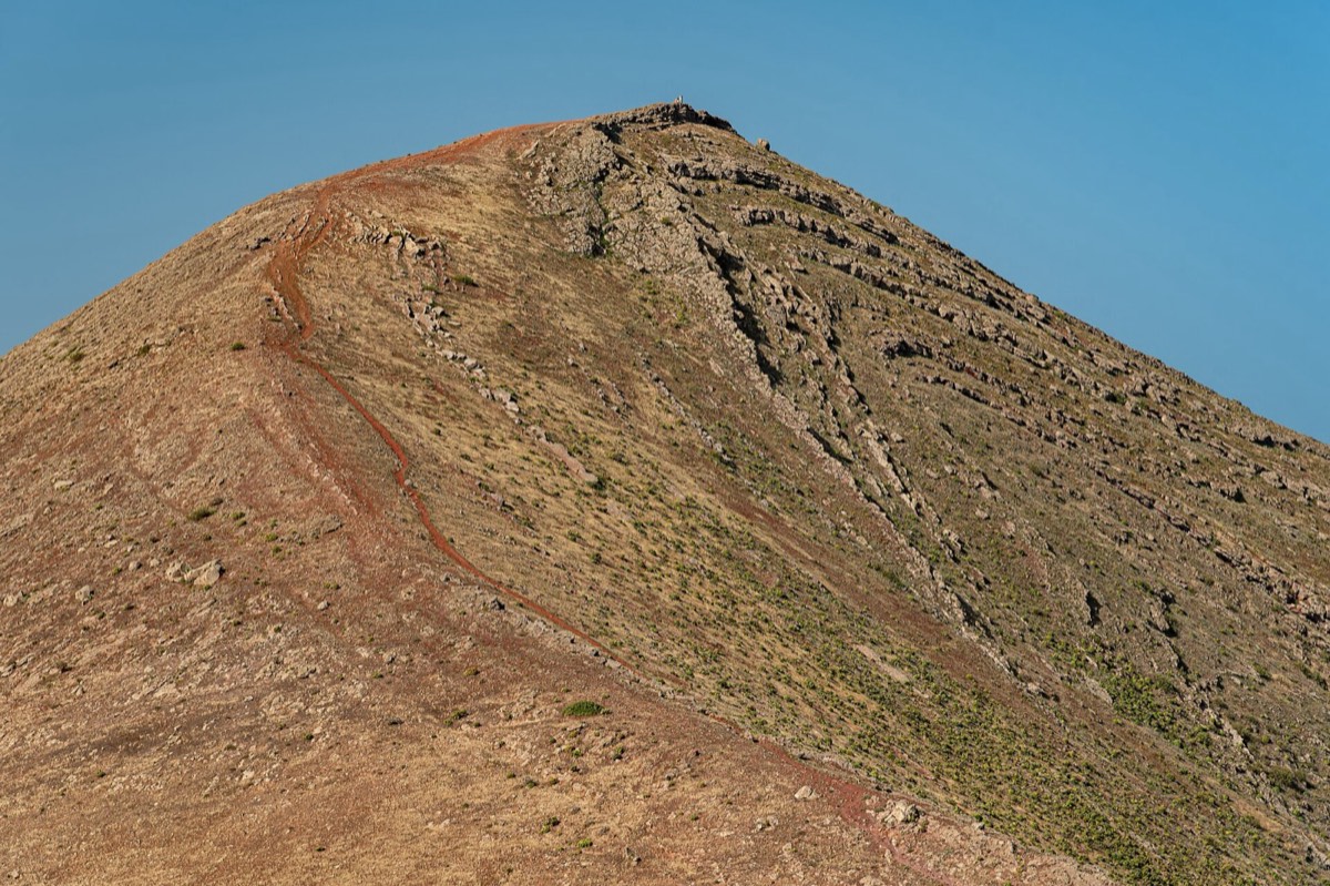 Ladera de la Caldera de Gaida con la senda que sube hacia la cima, a última hora de la tarde