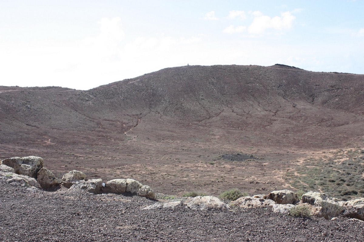 El amplio cráter de Montaña Roja visto desde el borde