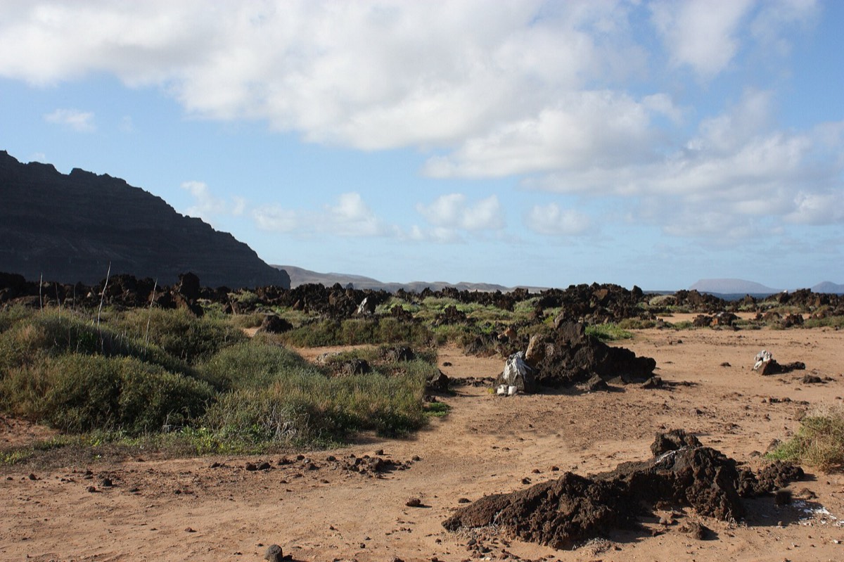 Arena clara y lava negra en la Playa de Caletón Blanco, junto a Órzola