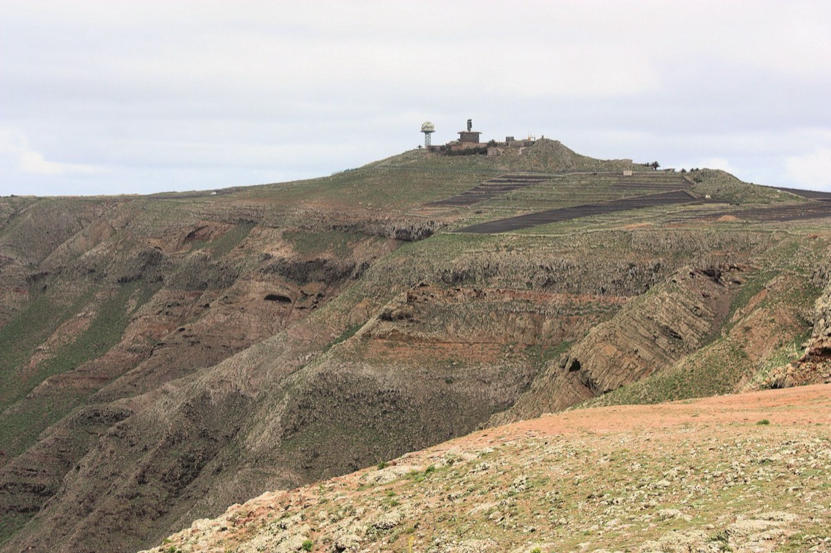 Las Peñas del Chache con el radar en la cumbre, vistas desde el Mirador de las Nieves