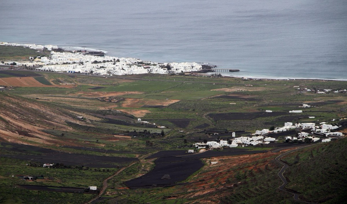 Vista desde las alturas de Tabayesco hacia Arrieta y el mar