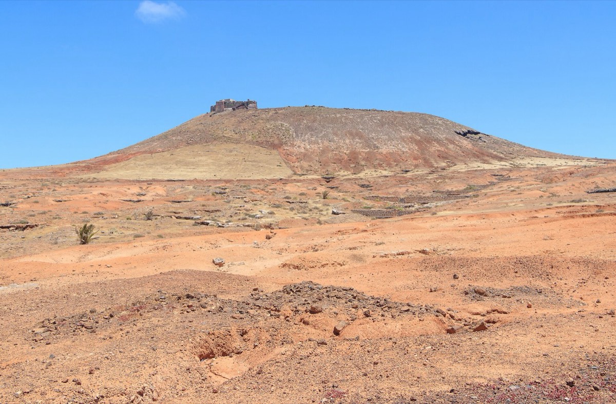 Montaña de Guanapay, con el castillo de Santa Bárbara en la cima