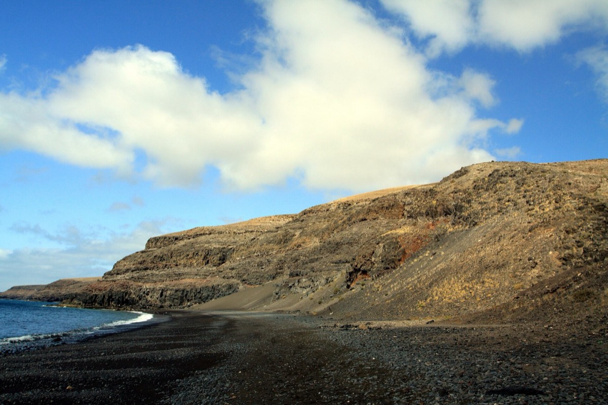 Playa oscura junto a Playa Quemada, bajo los acantilados de Los Ajaches