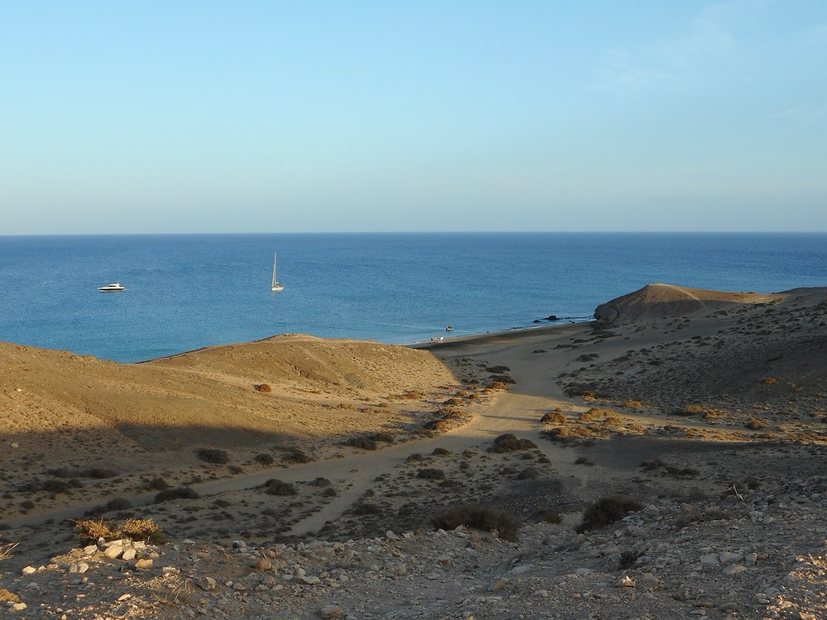 Sendero que baja hacia el mar en la costa de Papagayo, en Los Ajaches