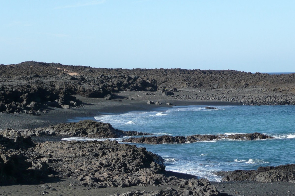 Lava negra y oleaje en la playa de Las Malvas, en la costa de Tinajo