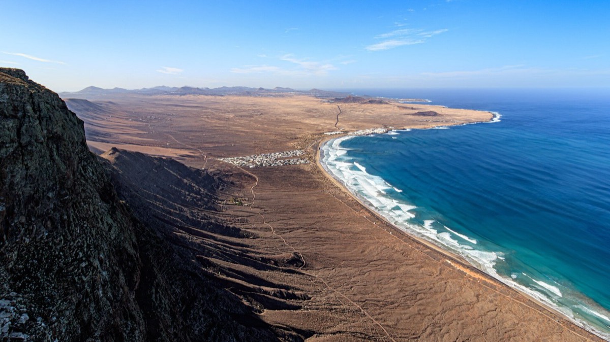 El Jable y la playa de Famara vistos desde lo alto del risco de Famara