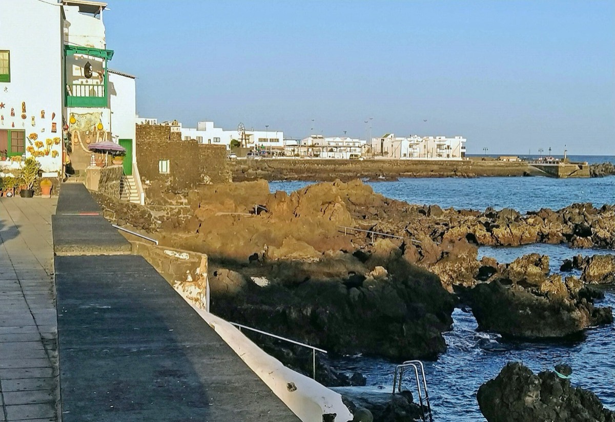 Paseo y piscinas naturales de Punta Mujeres entre rocas volcánicas