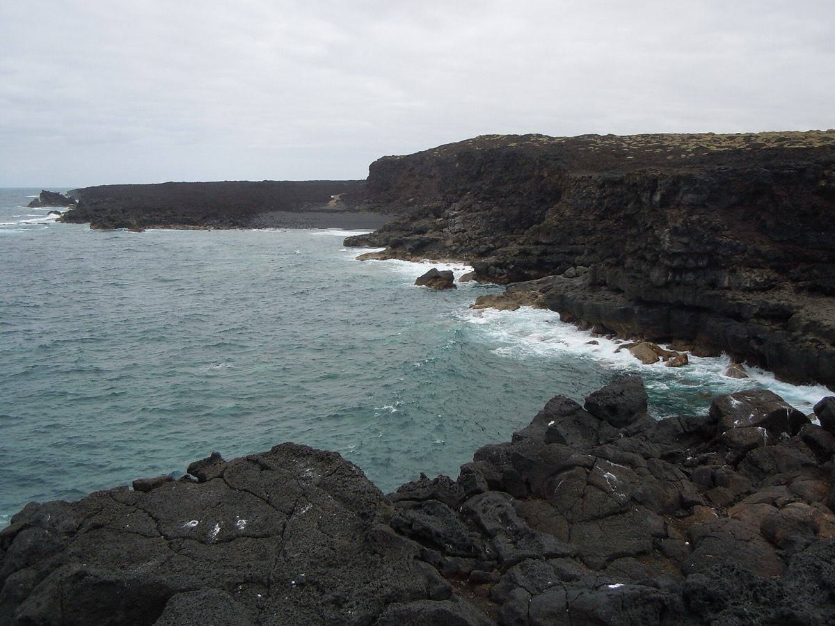 Acantilados de lava negra entre la Playa del Paso y la Punta del Jurado, cerca de El Golfo