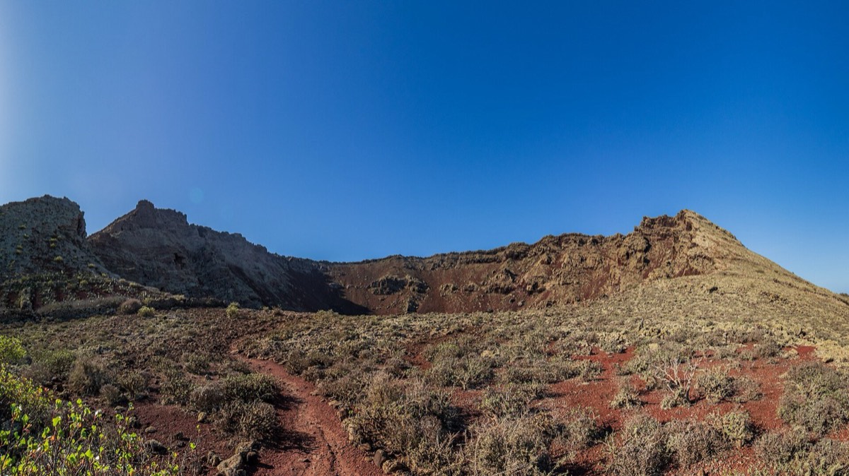 El cráter del Volcán de La Corona visto desde el sendero